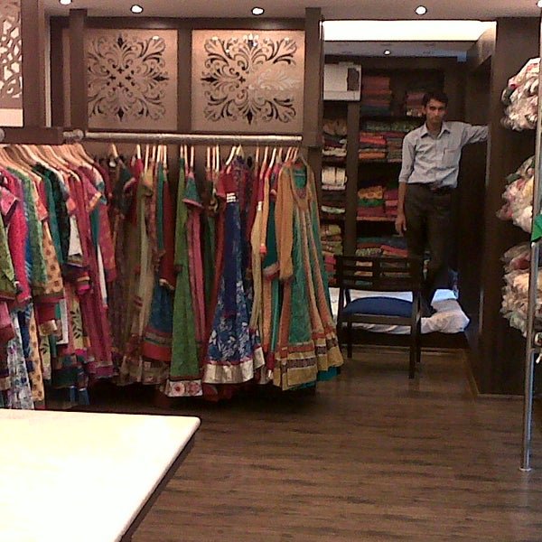 A Shopper's Paradise: Unveiling India's Top Shopping Places for Perfect Destination Weddings In India